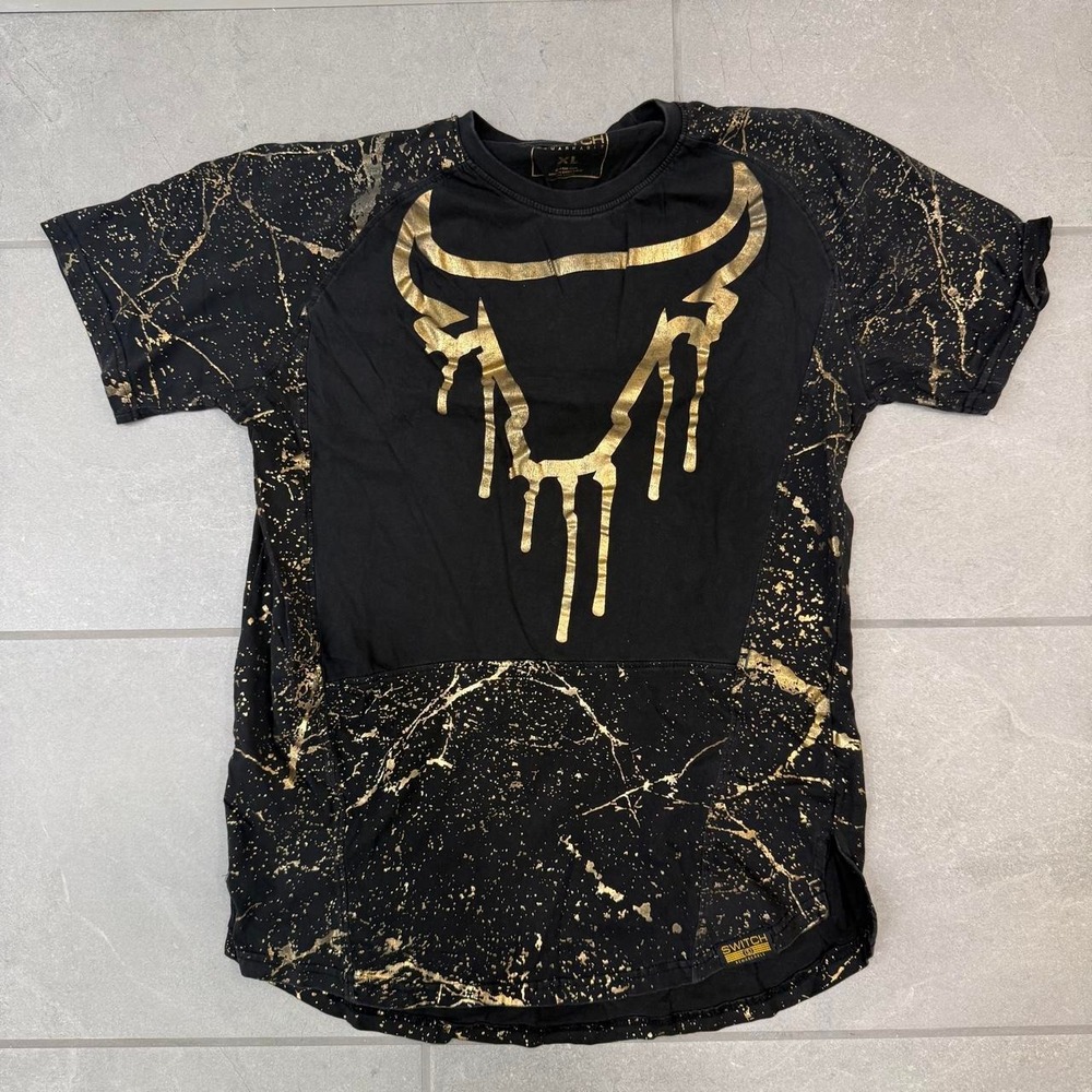 Switch Remarkable black & gold bull graphic tee with gold splatter design XL